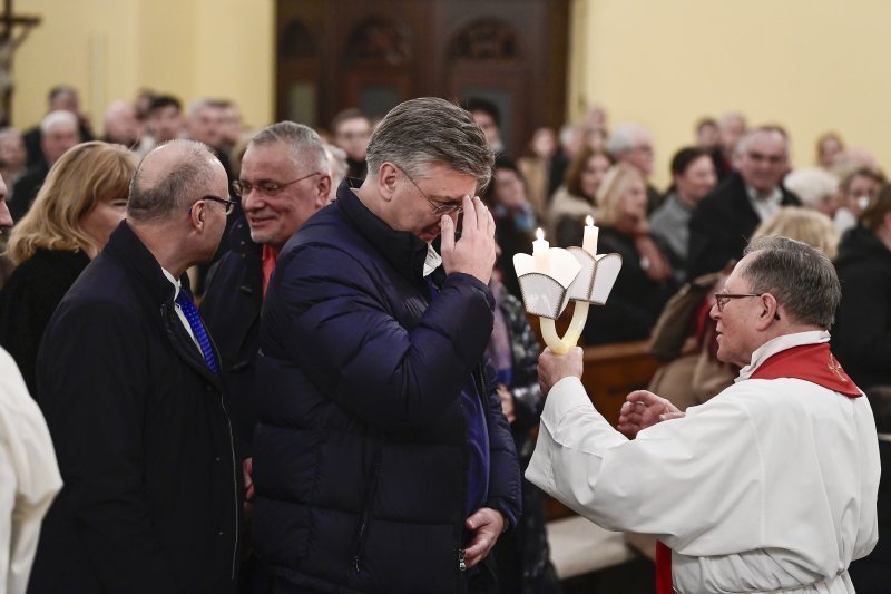 Andrej Plenković s kćerkom na misi