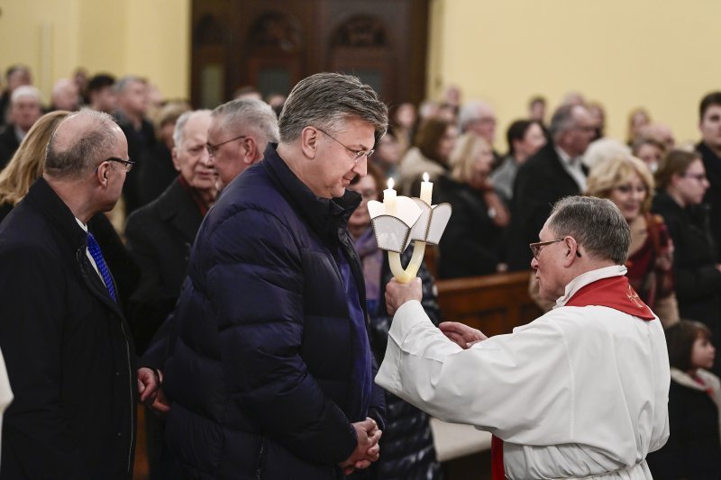 Andrej Plenković s kćerkom na misi