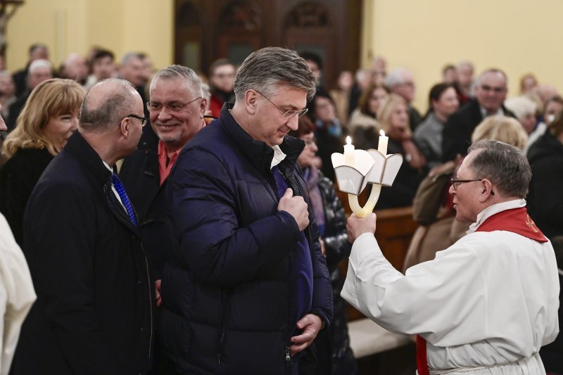 Andrej Plenković s kćerkom na misi