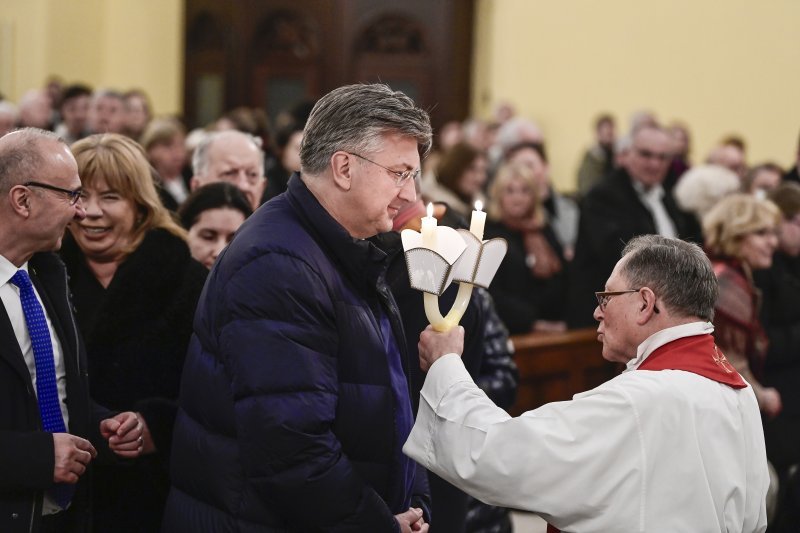 Andrej Plenković s kćerkom na misi