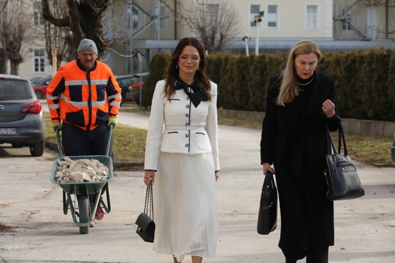 Dolazak Severine u pratnji odvjetnice na sud