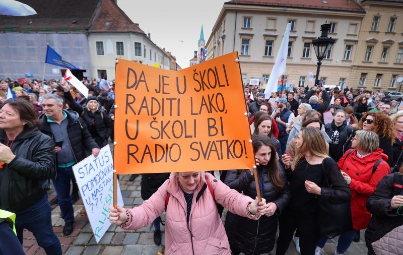 Najbolji transparenti s prosvjeda prosvjetara