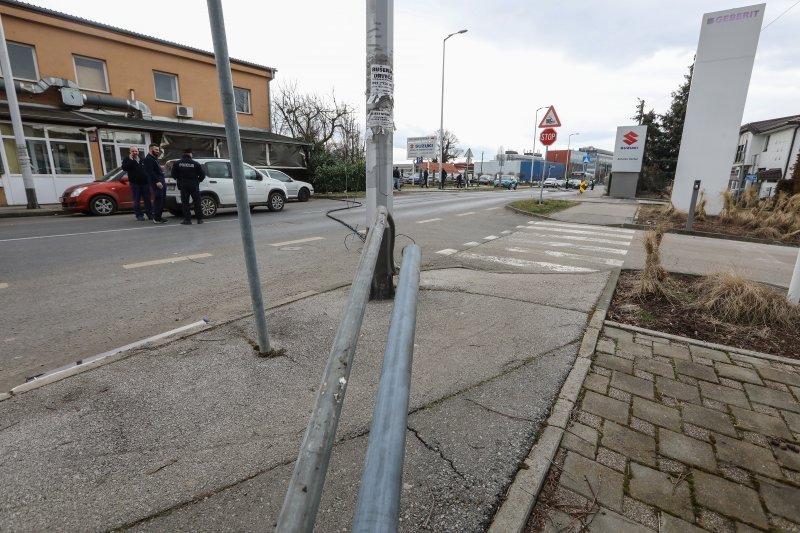 Teretni vlak na Samoborskoj cesti zahvatio električne vodove, promet obustavljen