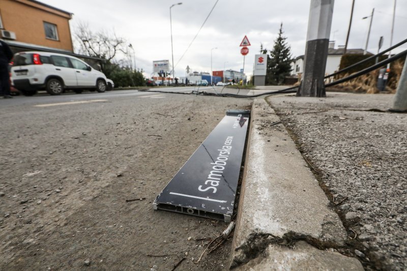 Teretni vlak na Samoborskoj cesti zahvatio električne vodove, promet obustavljen