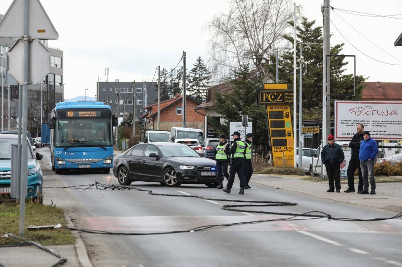 Teretni vlak na Samoborskoj cesti zahvatio električne vodove, promet obustavljen