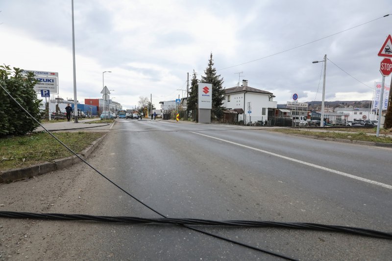 Teretni vlak na Samoborskoj cesti zahvatio električne vodove, promet obustavljen