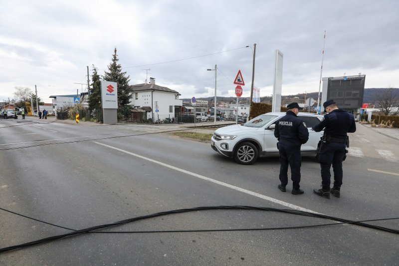 Teretni vlak na Samoborskoj cesti zahvatio električne vodove, promet obustavljen