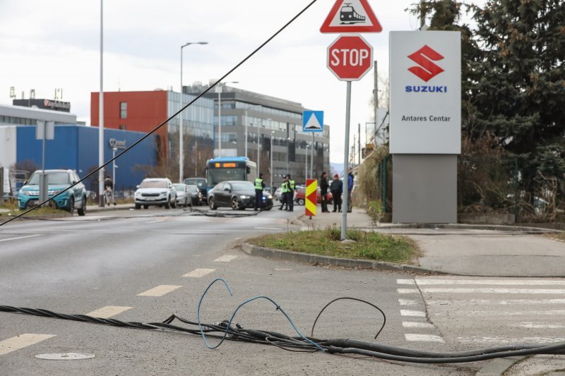 Teretni vlak na Samoborskoj cesti zahvatio električne vodove, promet obustavljen