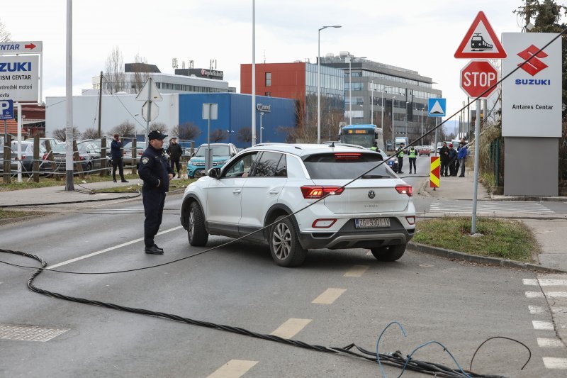 Teretni vlak na Samoborskoj cesti zahvatio električne vodove, promet obustavljen