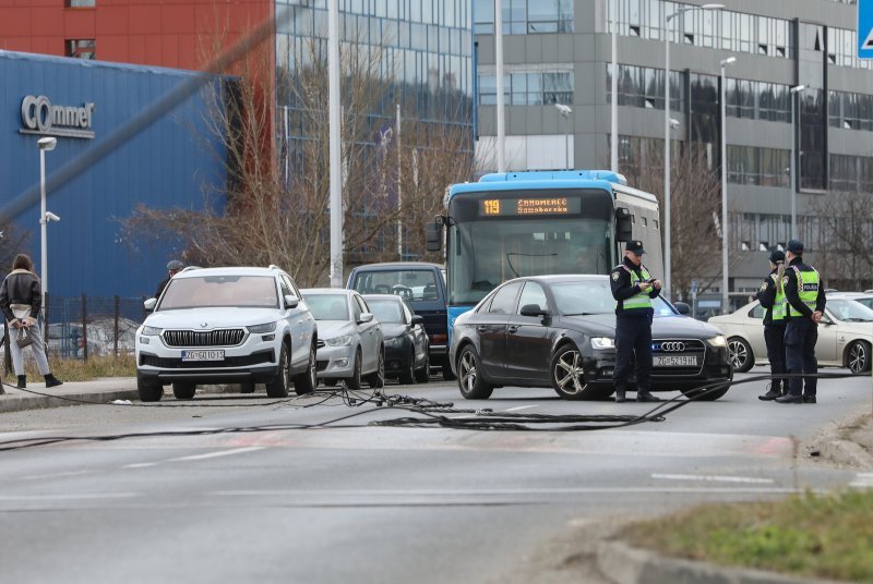 Teretni vlak na Samoborskoj cesti zahvatio električne vodove, promet obustavljen