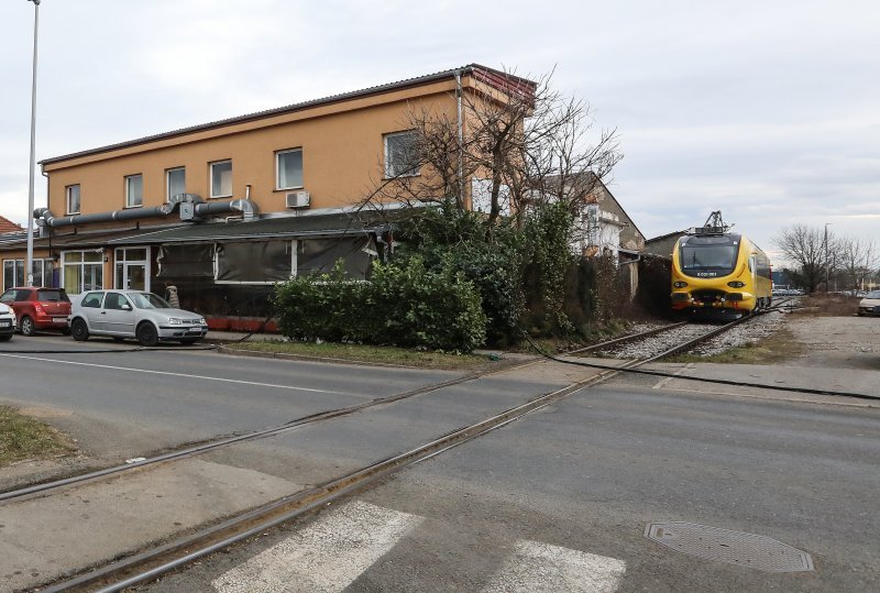 Teretni vlak na Samoborskoj cesti zahvatio električne vodove, promet obustavljen