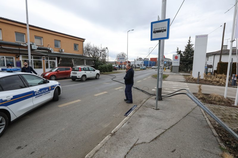 Teretni vlak na Samoborskoj cesti zahvatio električne vodove, promet obustavljen