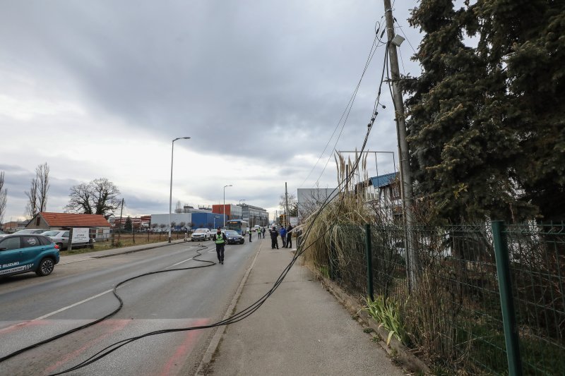 Teretni vlak na Samoborskoj cesti zahvatio električne vodove, promet obustavljen