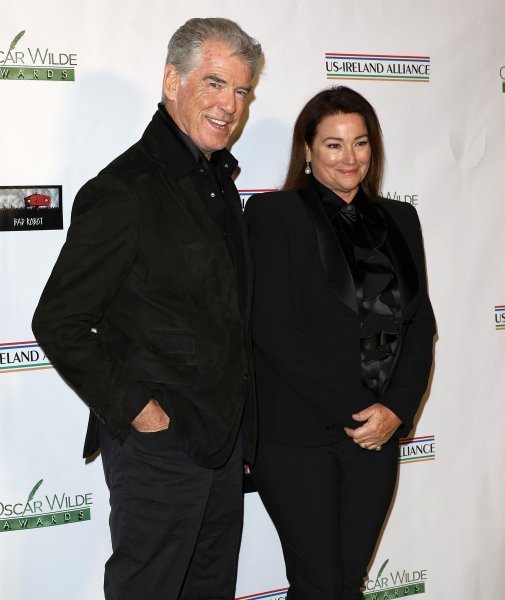 Pierce Brosnan i Keely Shaye Smith