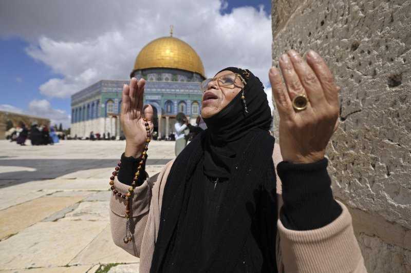 Muslimanska vjernica moli molitvu prvog petka u podne u svetom islamskom mjesecu posta ramazanu ispred Kupole na stijeni u kompleksu džamije Al-Aqsa u starom gradu Jeruzalemu.