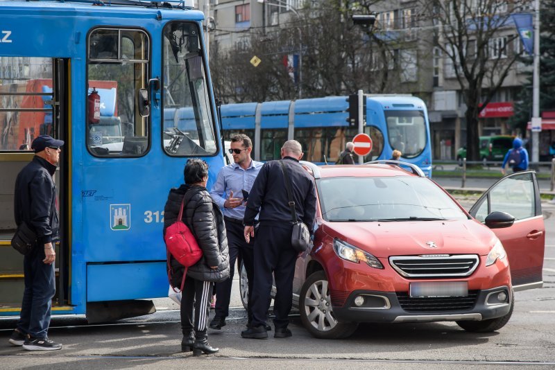 Na križanju Savske ulice ii Ulice Grada Vukova sudar ZET-ovog tramvaja i osobnog automobila