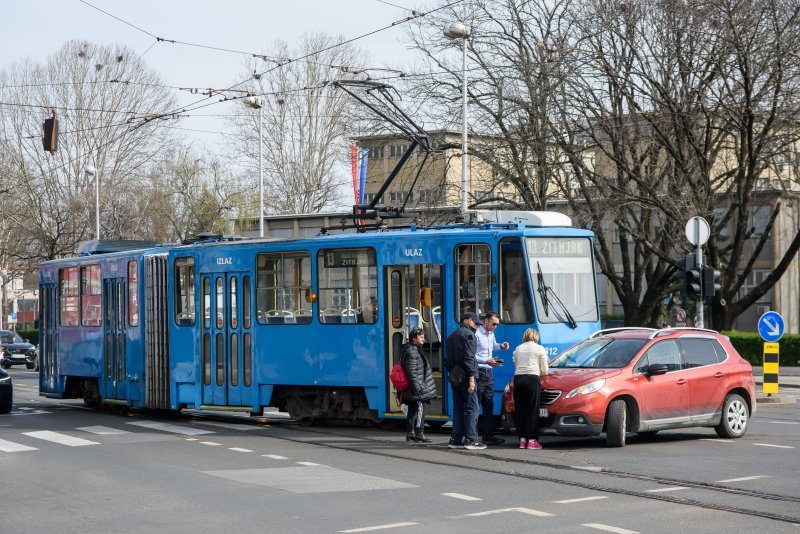 Na križanju Savske ulice ii Ulice Grada Vukova sudar ZET-ovog tramvaja i osobnog automobila