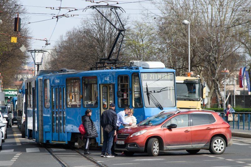 Na križanju Savske ulice ii Ulice Grada Vukova sudar ZET-ovog tramvaja i osobnog automobila