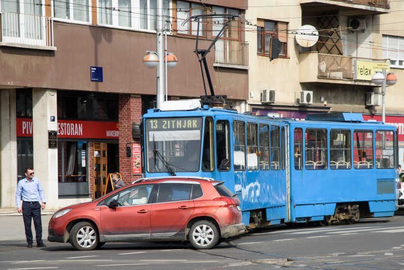 Na križanju Savske ulice ii Ulice Grada Vukova sudar ZET-ovog tramvaja i osobnog automobila