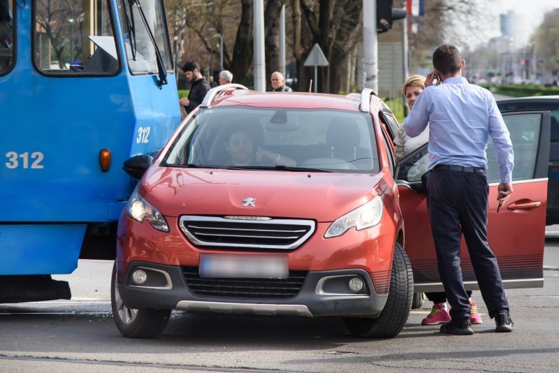 Na križanju Savske ulice ii Ulice Grada Vukova sudar ZET-ovog tramvaja i osobnog automobila