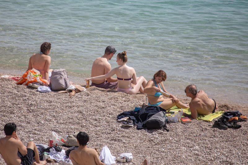 Počela sezona kupnja, plaža Banje, Dubrovnik