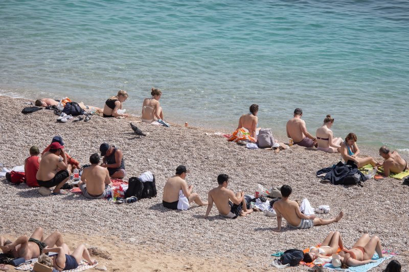 Počela sezona kupnja, plaža Banje, Dubrovnik