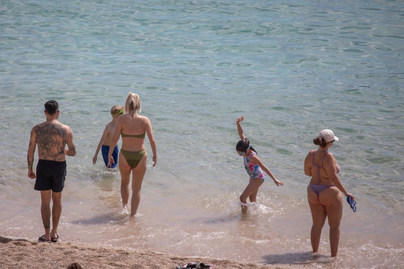 Počela sezona kupnja, plaža Banje, Dubrovnik