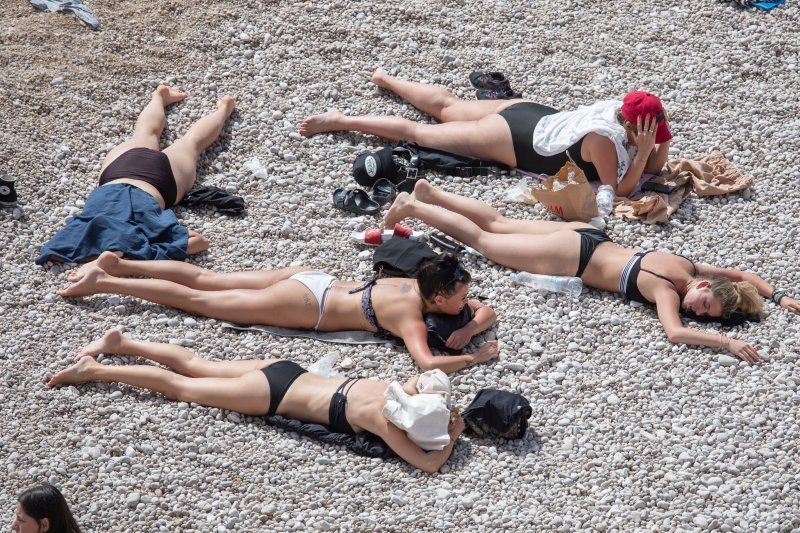 Počela sezona kupnja, plaža Banje, Dubrovnik