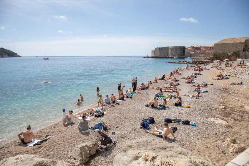 Počela sezona kupnja, plaža Banje, Dubrovnik