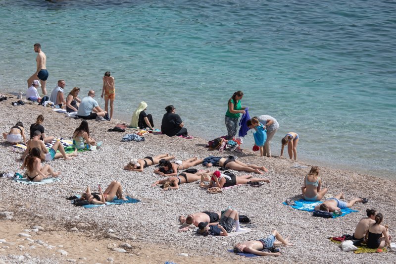 Počela sezona kupnja, plaža Banje, Dubrovnik