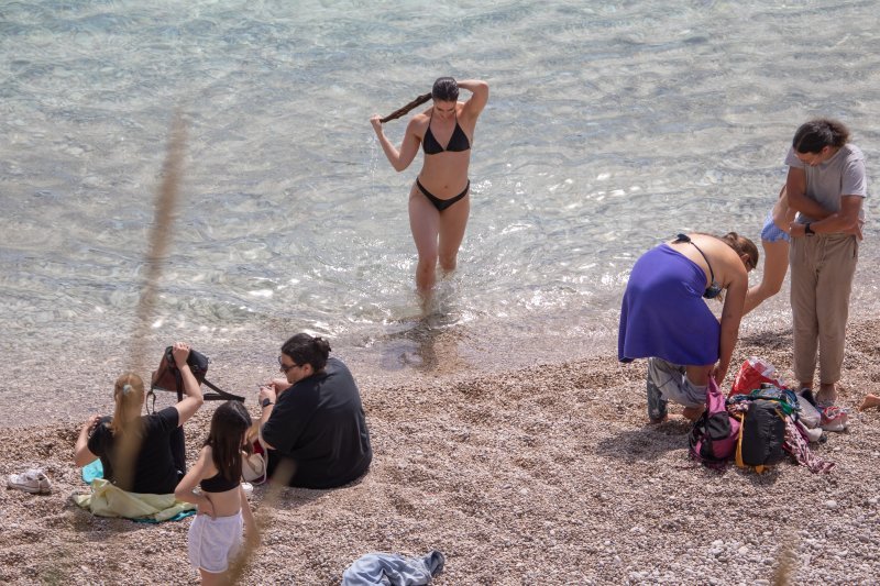 Počela sezona kupnja, plaža Banje, Dubrovnik