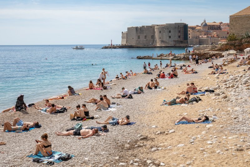 Počela sezona kupnja, plaža Banje, Dubrovnik