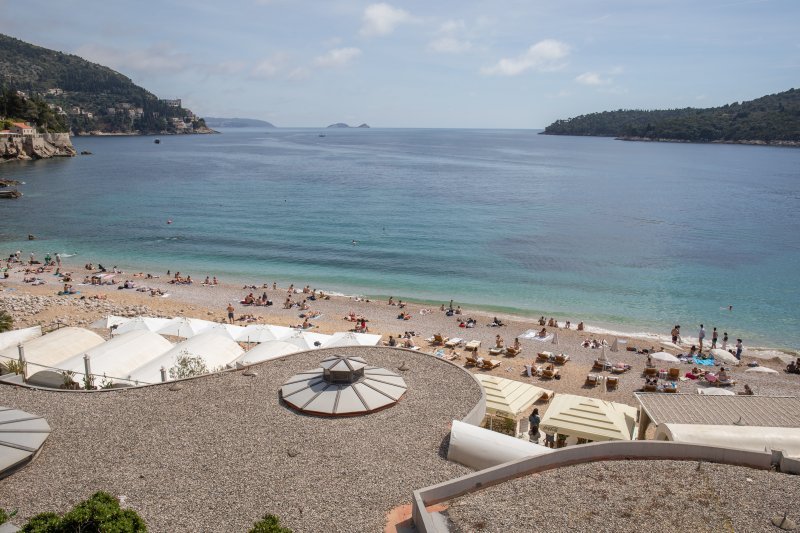 Počela sezona kupnja, plaža Banje, Dubrovnik