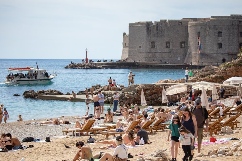 Počela sezona kupnja, plaža Banje, Dubrovnik