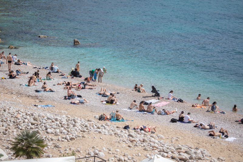 Počela sezona kupnja, plaža Banje, Dubrovnik