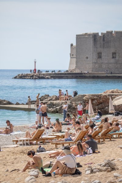 Počela sezona kupnja, plaža Banje, Dubrovnik