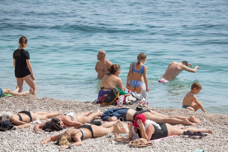 Počela sezona kupnja, plaža Banje, Dubrovnik