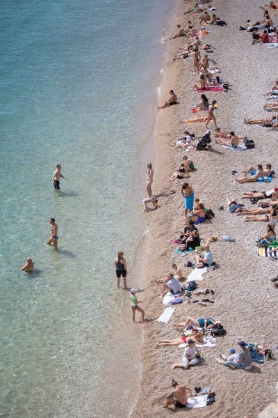 Počela sezona kupnja, plaža Banje, Dubrovnik