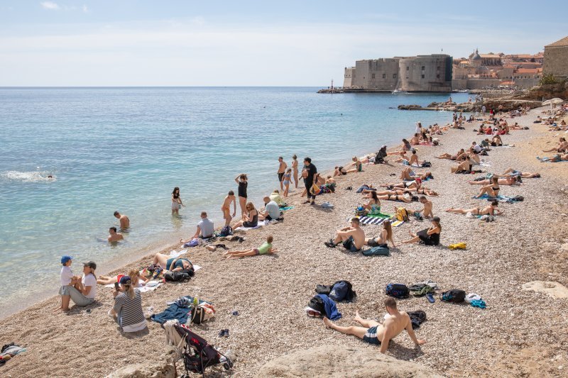 Počela sezona kupnja, plaža Banje, Dubrovnik