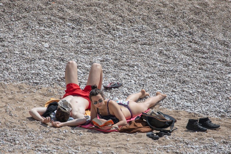 Počela sezona kupnja, plaža Banje, Dubrovnik