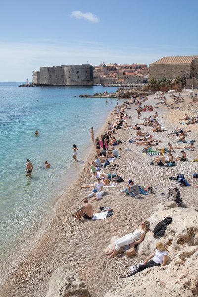 Počela sezona kupnja, plaža Banje, Dubrovnik