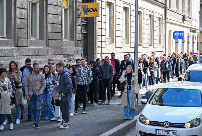 Na biralištu u Varšavskoj ulici u Zagrebu se stvorila velika gužva