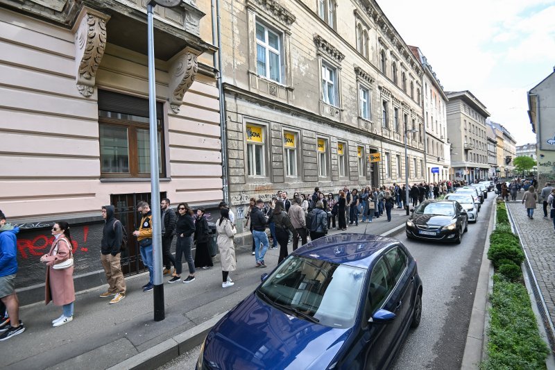 Na biralištu u Varšavskoj ulici u Zagrebu se stvorila velika gužva