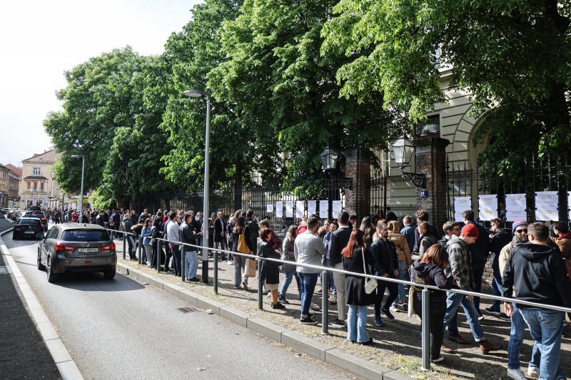 U redovima se čekalo ispred birališta i u popodnevnim satima