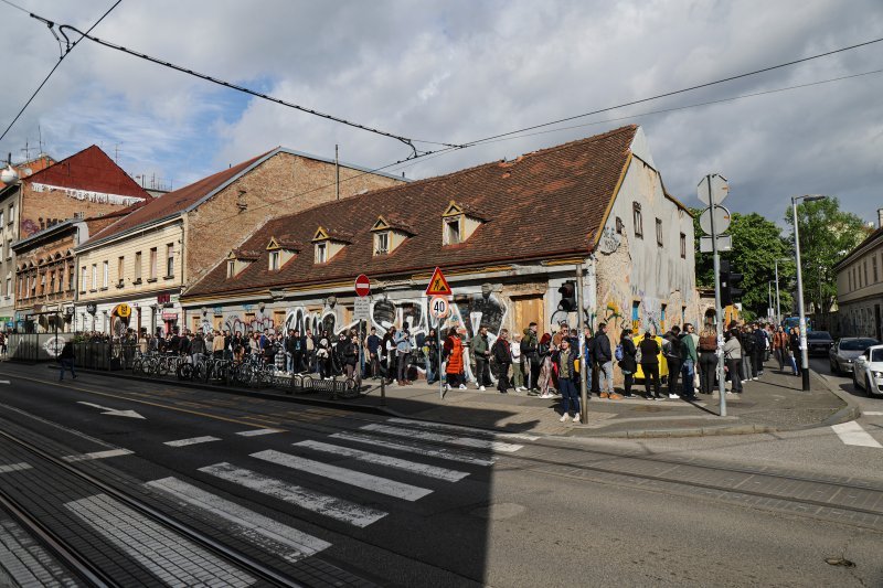 U redovima se čekalo ispred birališta i u popodnevnim satima