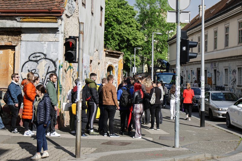 U redovima se čekalo ispred birališta i u popodnevnim satima