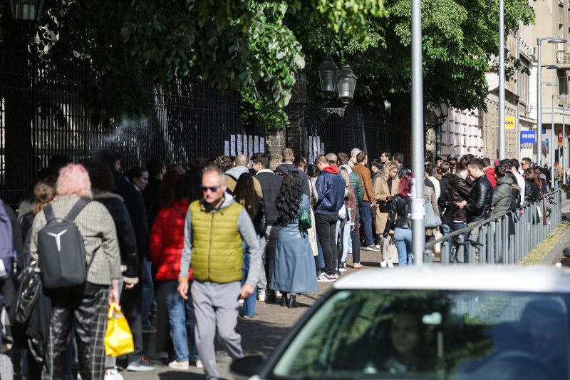 U redovima se čekalo ispred birališta i u popodnevnim satima