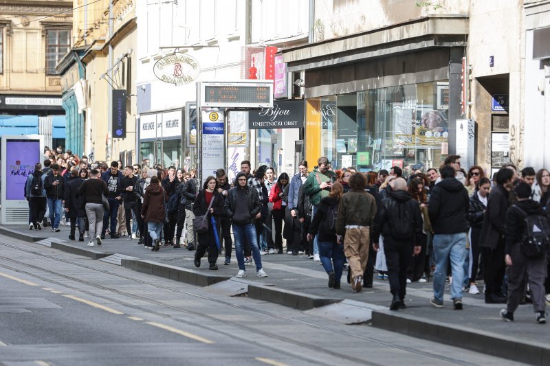 U redovima se čekalo ispred birališta i u popodnevnim satima