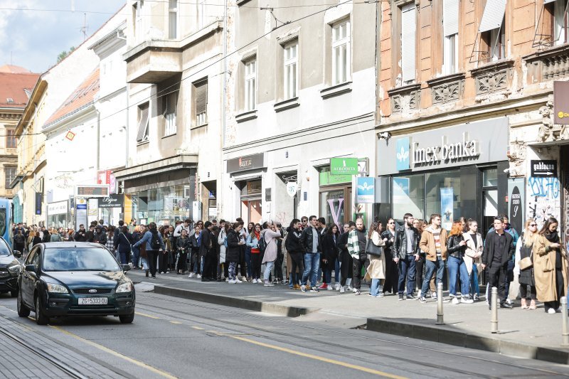 U redovima se čekalo ispred birališta i u popodnevnim satima