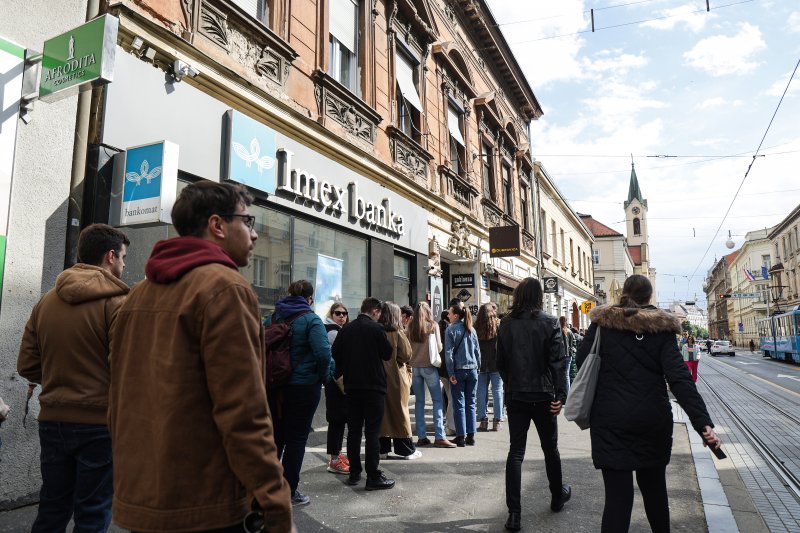 U redovima se čekalo ispred birališta i u popodnevnim satima